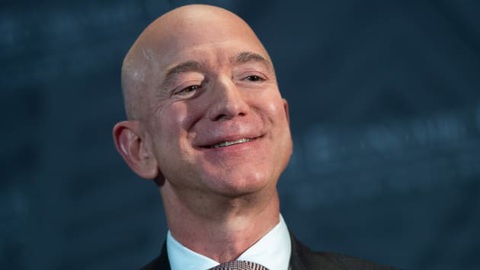 Tỉ phú Jeff Bezos giành lại ngôi giàu nhất thế giới từ Elon Musk - Ảnh 1. Tỉ phú Jeff Bezos giành lại ngôi giàu nhất thế giới từ Elon Musk - Ảnh 1.
