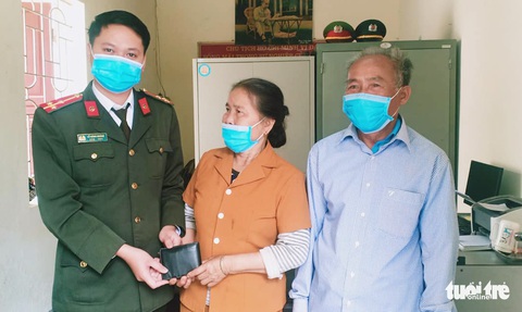4 nam sinh đến công an xã trả ví cho người đánh rơi chiều tối mùng 5 Tết - Ảnh 2. 4 nam sinh đến công an xã trả ví cho người đánh rơi chiều tối mùng 5 Tết - Ảnh 2.