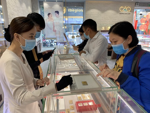 Vì sao giá vàng trong nước đắt hơn thế giới gần 7,3 triệu đồng/lượng? - Ảnh 1. Vì sao giá vàng trong nước đắt hơn thế giới gần 7,3 triệu đồng/lượng? - Ảnh 1.