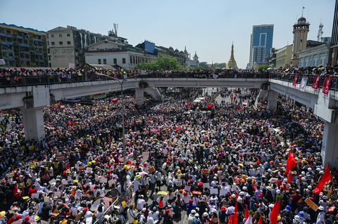 Biểu tình phản đối đảo chính lớn nhất ở Myanmar sau khi binh sĩ được triển khai - Ảnh 1. Biểu tình phản đối đảo chính lớn nhất ở Myanmar sau khi binh sĩ được triển khai - Ảnh 1.