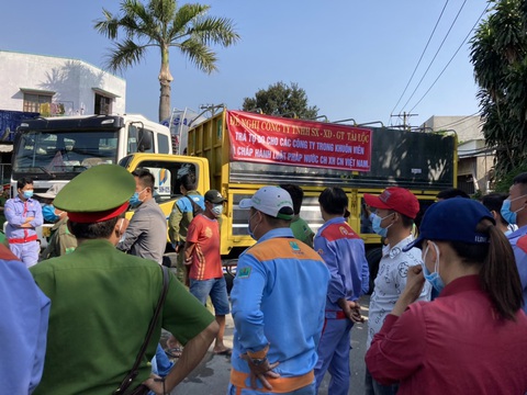 Chủ đóng cửa khu công nghiệp, doanh nghiệp không có lối vào - Ảnh 1. Chủ đóng cửa khu công nghiệp, doanh nghiệp không có lối vào - Ảnh 1.
