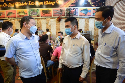 Phó chủ tịch UBND TP.HCM kiểm tra quán nhậu: Chia sẻ khó khăn nhưng chống dịch quan trọng nhất - Ảnh 2. Phó chủ tịch UBND TP.HCM kiểm tra quán nhậu: Chia sẻ khó khăn nhưng chống dịch quan trọng nhất - Ảnh 2.