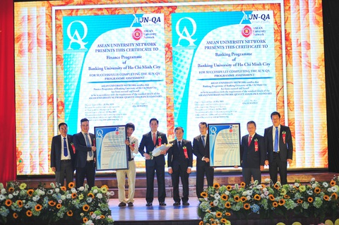 Đại học Ngân hàng TP.HCM: gia hạn nộp hồ sơ tuyển sinh thạc sĩ 2021 - Ảnh 1. Đại học Ngân hàng TP.HCM: gia hạn nộp hồ sơ tuyển sinh thạc sĩ 2021 - Ảnh 1.