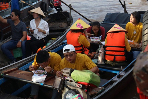 Tạo thêm điểm độc lạ tại chợ nổi Cái Răng - Ảnh 1. Tạo thêm điểm độc lạ tại chợ nổi Cái Răng - Ảnh 1.
