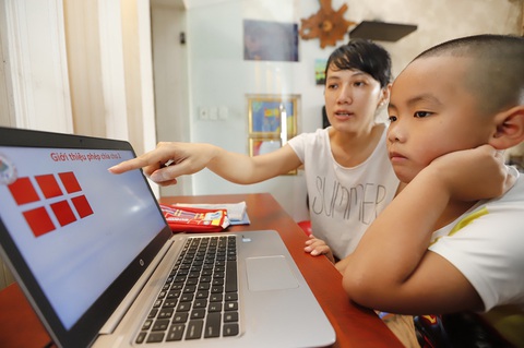 Nghĩ chuyện con lớp 1 phải học online tôi rầu quá - Ảnh 1. Nghĩ chuyện con lớp 1 phải học online tôi rầu quá - Ảnh 1.