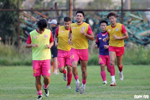 CLB Sài Gòn gây bất ngờ ở vị trí chỉ đạo trong buổi tập khai xuân 2021 - Ảnh 8. CLB Sài Gòn gây bất ngờ ở vị trí chỉ đạo trong buổi tập khai xuân 2021 - Ảnh 8.