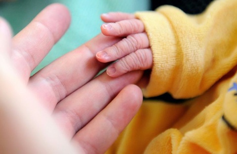 Em bé sinh ra sau ca cấy ghép tử cung cực kỳ hiếm trên thế giới - Ảnh 1. Em bé sinh ra sau ca cấy ghép tử cung cực kỳ hiếm trên thế giới - Ảnh 1.