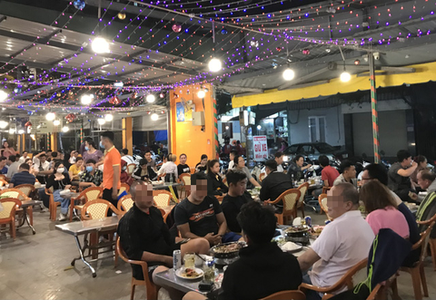 Kệ COVID-19, vô số quán nhậu ở TP.HCM vẫn vui như ngày hội - Ảnh 3.