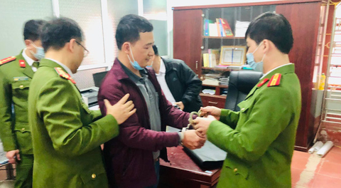 Bắt hiệu trưởng chiếm đoạt tiền bảo hiểm của giáo viên và học sinh - Ảnh 1. Bắt hiệu trưởng chiếm đoạt tiền bảo hiểm của giáo viên và học sinh - Ảnh 1.