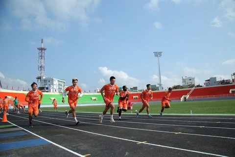 V-League 2021 tạm hoãn: Mặt cỏ một số sân... đẹp hơn - Ảnh 1. V-League 2021 tạm hoãn: Mặt cỏ một số sân... đẹp hơn - Ảnh 1.