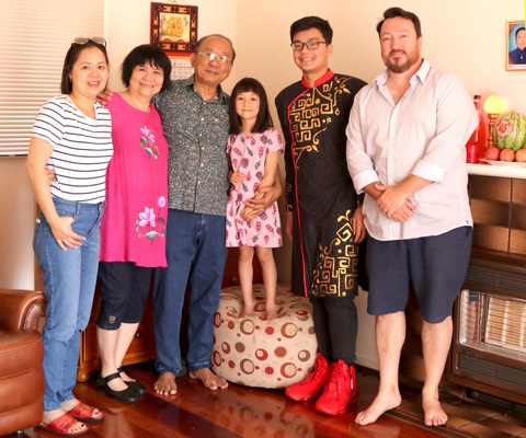 Tết xưa - Tết nay: Chiếc áo dài con trai tôi mặc ngày Tết ở Melbourne - Ảnh 1. Tết xưa - Tết nay: Chiếc áo dài con trai tôi mặc ngày Tết ở Melbourne - Ảnh 1.