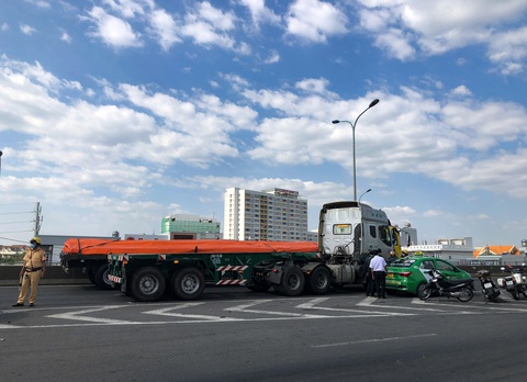 Cầu Phú Mỹ kẹt nhiều giờ do xe tải hỏng và xe container va quẹt taxi - Ảnh 3. Cầu Phú Mỹ kẹt nhiều giờ do xe tải hỏng và xe container va quẹt taxi - Ảnh 3.