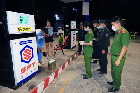 Khởi tố 33 bị can vụ buôn lậu, pha chế 2,7 triệu lít xăng giả - Ảnh 2. Khởi tố 33 bị can vụ buôn lậu, pha chế 2,7 triệu lít xăng giả - Ảnh 2.