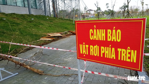 Nhà hát trăm tỉ vừa đưa vào sử dụng, gỗ ép trên mái đã rơi xuống - Ảnh 2. Nhà hát trăm tỉ vừa đưa vào sử dụng, gỗ ép trên mái đã rơi xuống - Ảnh 2.