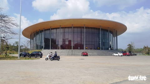 Nhà hát trăm tỉ vừa đưa vào sử dụng, gỗ ép trên mái đã rơi xuống - Ảnh 3. Nhà hát trăm tỉ vừa đưa vào sử dụng, gỗ ép trên mái đã rơi xuống - Ảnh 3.