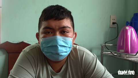 Nam thanh niên bị truy nã ra đầu thú sau 7 tháng bỏ trốn làm nhân viên quán ăn - Ảnh 2. Nam thanh niên bị truy nã ra đầu thú sau 7 tháng bỏ trốn làm nhân viên quán ăn - Ảnh 2.