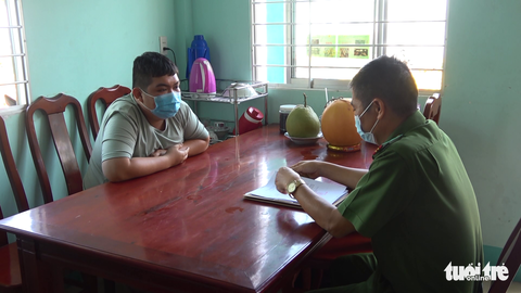 Nam thanh niên bị truy nã ra đầu thú sau 7 tháng bỏ trốn làm nhân viên quán ăn - Ảnh 1. Nam thanh niên bị truy nã ra đầu thú sau 7 tháng bỏ trốn làm nhân viên quán ăn - Ảnh 1.