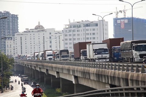 Cầu Phú Mỹ kẹt nhiều giờ do xe tải hỏng và xe container va quẹt taxi - Ảnh 5. Cầu Phú Mỹ kẹt nhiều giờ do xe tải hỏng và xe container va quẹt taxi - Ảnh 5.