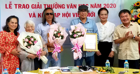 Gánh gánh gồng gồng và Đất K đoạt giải Hội Nhà văn TP.HCM 2020 - Ảnh 1. Gánh gánh gồng gồng và Đất K đoạt giải Hội Nhà văn TP.HCM 2020 - Ảnh 1.