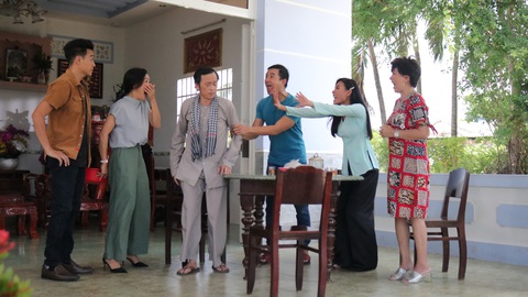 Sau gần 1 năm ở ẩn, Hoài Linh quá duyên với Sáu Bảnh trong Sui gia khắc khẩu - Ảnh 7. Sau gần 1 năm ở ẩn, Hoài Linh quá duyên với Sáu Bảnh trong Sui gia khắc khẩu - Ảnh 7.