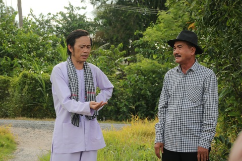 Sau gần 1 năm ở ẩn, Hoài Linh quá duyên với Sáu Bảnh trong Sui gia khắc khẩu - Ảnh 6. Sau gần 1 năm ở ẩn, Hoài Linh quá duyên với Sáu Bảnh trong Sui gia khắc khẩu - Ảnh 6.