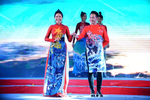 Tết xưa, tết nay Sài Gòn qua áo dài của nhà thiết kế Việt Hùng - Ảnh 3. Tết xưa, tết nay Sài Gòn qua áo dài của nhà thiết kế Việt Hùng - Ảnh 3.