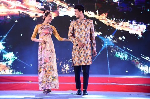 Tết xưa, tết nay Sài Gòn qua áo dài của nhà thiết kế Việt Hùng - Ảnh 7. Tết xưa, tết nay Sài Gòn qua áo dài của nhà thiết kế Việt Hùng - Ảnh 7.