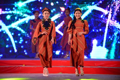 Tết xưa, tết nay Sài Gòn qua áo dài của nhà thiết kế Việt Hùng - Ảnh 8. Tết xưa, tết nay Sài Gòn qua áo dài của nhà thiết kế Việt Hùng - Ảnh 8.