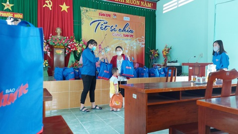 Có quà từ Tết sẻ chia, bà không phải lo bánh mứt, lại có tiền mua thịt gạo - Ảnh 1. Có quà từ Tết sẻ chia, bà không phải lo bánh mứt, lại có tiền mua thịt gạo - Ảnh 1.