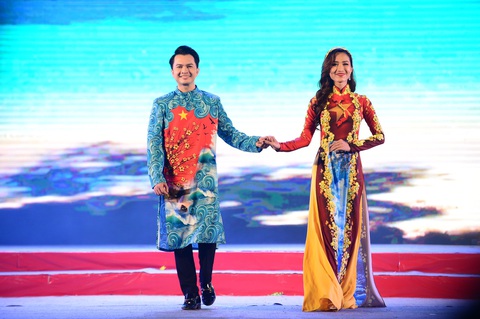 Tết xưa, tết nay Sài Gòn qua áo dài của nhà thiết kế Việt Hùng - Ảnh 4. Tết xưa, tết nay Sài Gòn qua áo dài của nhà thiết kế Việt Hùng - Ảnh 4.