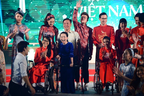 Tết xưa, tết nay Sài Gòn qua áo dài của nhà thiết kế Việt Hùng - Ảnh 9. Tết xưa, tết nay Sài Gòn qua áo dài của nhà thiết kế Việt Hùng - Ảnh 9.