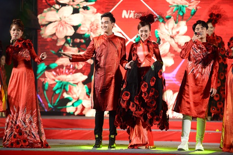 Tết xưa, tết nay Sài Gòn qua áo dài của nhà thiết kế Việt Hùng - Ảnh 2. Tết xưa, tết nay Sài Gòn qua áo dài của nhà thiết kế Việt Hùng - Ảnh 2.