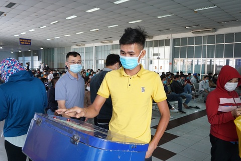 Khách ùn ùn tới các ga tàu đổi trả vé, hoàn tiền sau 3 tháng - Ảnh 2. Khách ùn ùn tới các ga tàu đổi trả vé, hoàn tiền sau 3 tháng - Ảnh 2.