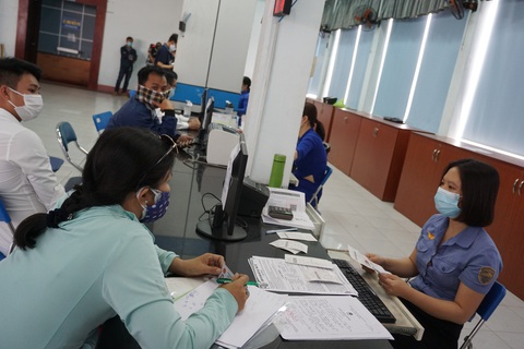 Khách ùn ùn tới các ga tàu đổi trả vé, hoàn tiền sau 3 tháng - Ảnh 3. Khách ùn ùn tới các ga tàu đổi trả vé, hoàn tiền sau 3 tháng - Ảnh 3.