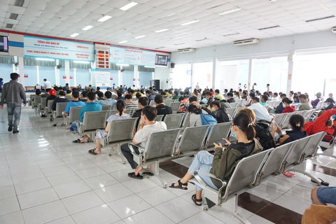 Khách ùn ùn tới các ga tàu đổi trả vé, hoàn tiền sau 3 tháng - Ảnh 1. Khách ùn ùn tới các ga tàu đổi trả vé, hoàn tiền sau 3 tháng - Ảnh 1.