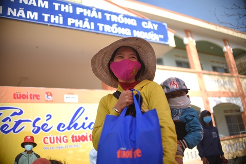 Trao quà Tết sẻ chia trong vùng dịch Gia Lai đảm bảo giãn cách phòng dịch - Ảnh 1. Trao quà Tết sẻ chia trong vùng dịch Gia Lai đảm bảo giãn cách phòng dịch - Ảnh 1.