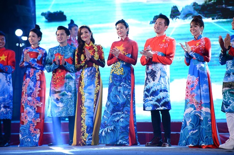 Tết xưa, tết nay Sài Gòn qua áo dài của nhà thiết kế Việt Hùng - Ảnh 5. Tết xưa, tết nay Sài Gòn qua áo dài của nhà thiết kế Việt Hùng - Ảnh 5.