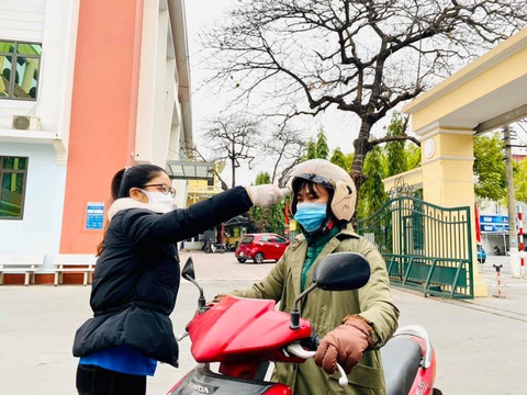 Tình nguyện xách balo vào khu cách ly hỗ trợ ngành y tế - Ảnh 3. Tình nguyện xách balo vào khu cách ly hỗ trợ ngành y tế - Ảnh 3.