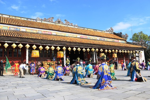 Tái hiện buổi thiết triều đầu năm trong hoàng cung Huế - Ảnh 1. Tái hiện buổi thiết triều đầu năm trong hoàng cung Huế - Ảnh 1.