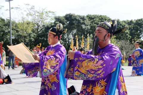 Tái hiện buổi thiết triều đầu năm trong hoàng cung Huế - Ảnh 6. Tái hiện buổi thiết triều đầu năm trong hoàng cung Huế - Ảnh 6.