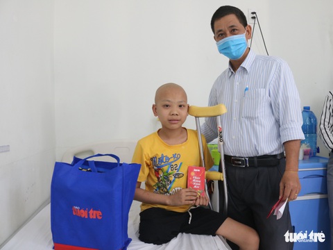 Bệnh nhi miền Trung nhận quà Tết sớm - Ảnh 2. Bệnh nhi miền Trung nhận quà Tết sớm - Ảnh 2.
