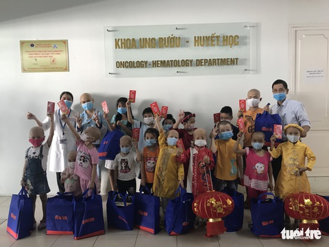 Bệnh nhi miền Trung nhận quà Tết sớm - Ảnh 4. Bệnh nhi miền Trung nhận quà Tết sớm - Ảnh 4.