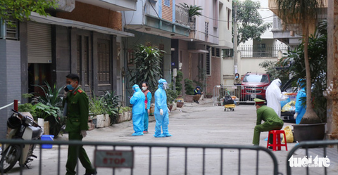 Hà Nội phong tỏa một ngõ ở phố Duy Tân vì có ca nhiễm COVID- 19 - Ảnh 1. Hà Nội phong tỏa một ngõ ở phố Duy Tân vì có ca nhiễm COVID- 19 - Ảnh 1.