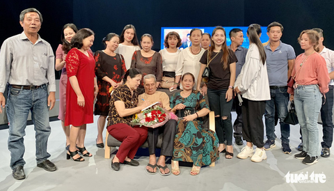 Như chưa hề có cuộc chia ly: Giọt nước mắt hạnh phúc ngày đoàn tụ cuối năm - Ảnh 1. Như chưa hề có cuộc chia ly: Giọt nước mắt hạnh phúc ngày đoàn tụ cuối năm - Ảnh 1.