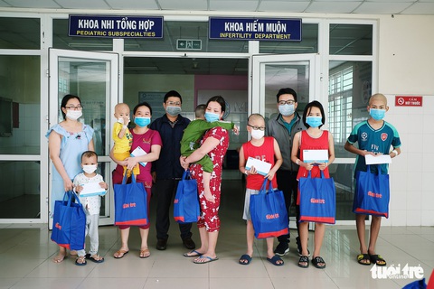 Bệnh nhi miền Trung nhận quà Tết sớm - Ảnh 1. Bệnh nhi miền Trung nhận quà Tết sớm - Ảnh 1.