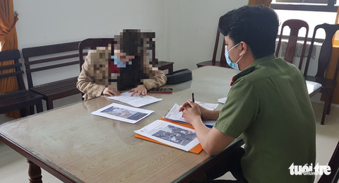 Đi ôtô vi phạm giao thông còn xúc phạm công an, quay clip đưa lên mạng - Ảnh 1. Đi ôtô vi phạm giao thông còn xúc phạm công an, quay clip đưa lên mạng - Ảnh 1.