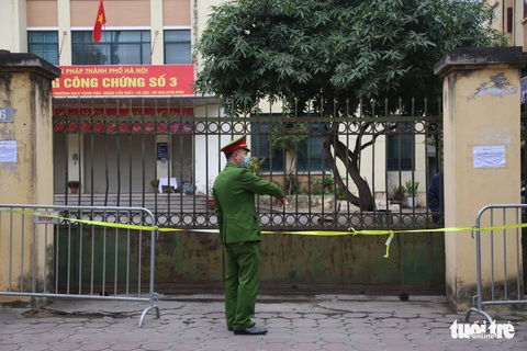 Hà Nội phong tỏa một ngõ ở phố Duy Tân vì có ca nhiễm COVID- 19 - Ảnh 3. Hà Nội phong tỏa một ngõ ở phố Duy Tân vì có ca nhiễm COVID- 19 - Ảnh 3.