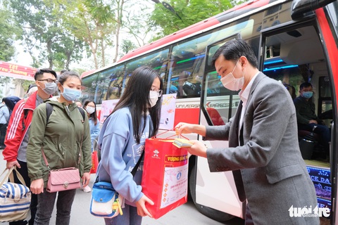 Chuyến xe nghĩa tình lăn bánh đưa sinh viên về quê đón tết - Ảnh 4. Chuyến xe nghĩa tình lăn bánh đưa sinh viên về quê đón tết - Ảnh 4.