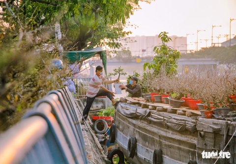 Thuyền hoa cập Bến Bình Đông chở tết đến Sài Gòn - Ảnh 2. Thuyền hoa cập Bến Bình Đông chở tết đến Sài Gòn - Ảnh 2.