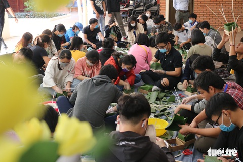 Sinh viên gói 1.000 bánh chưng tặng sinh viên khó khăn về quê ăn Tết - Ảnh 1. Sinh viên gói 1.000 bánh chưng tặng sinh viên khó khăn về quê ăn Tết - Ảnh 1.